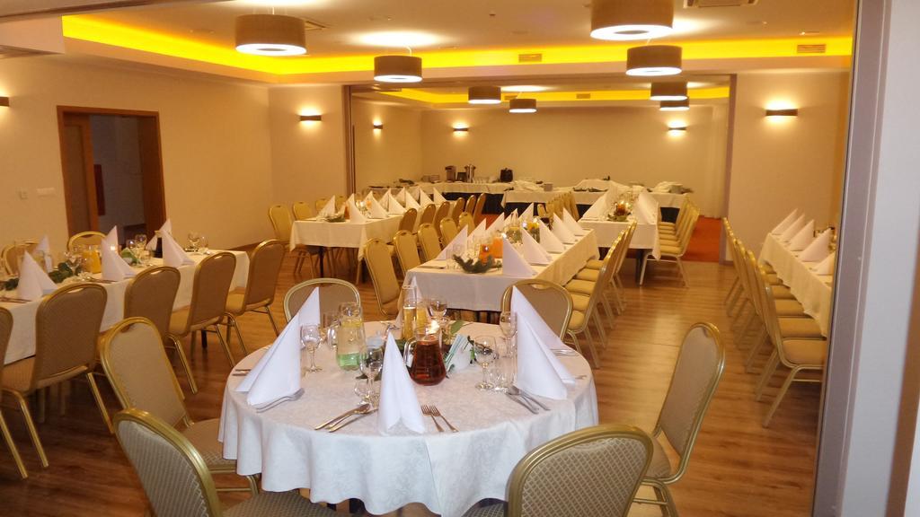 Hotel Daglezja Nad Jeziorem Kornickim Kornik Esterno foto
